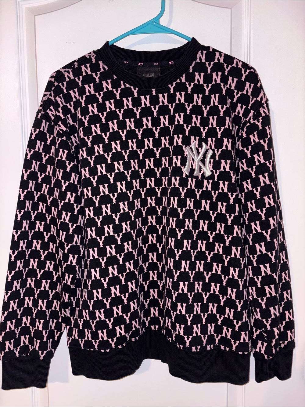 New York Yankees MLB Korea Pink Monogram Black Sweatshirt Size Medium